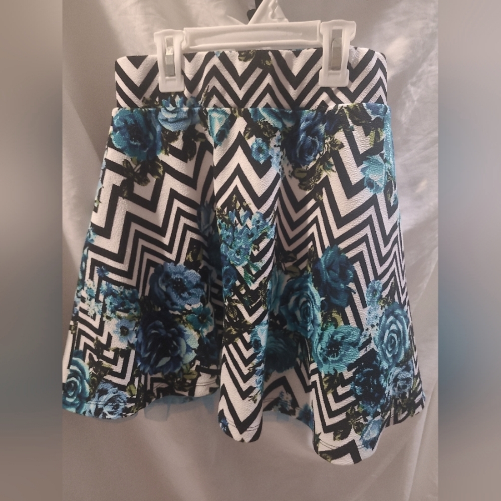 Beautees White Black And Blue Floral Skirt